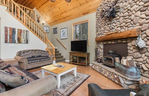 Sierra Cedars Cabin | Rockledge Retreat-cozy & charming for families!