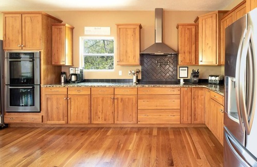 Speedwell House | 'Rockwater' Privacy, Huge Great Room, Double Deck Dock, Hot Tub, Billiards.