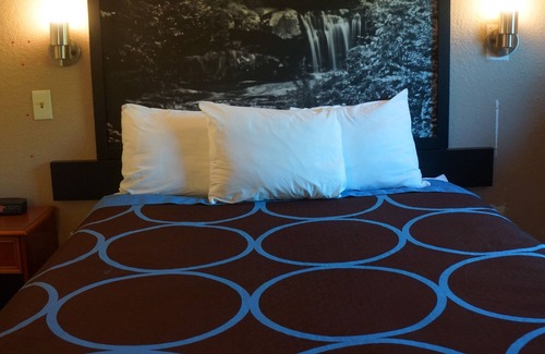 Delmont Hotel | Rodeway Inn