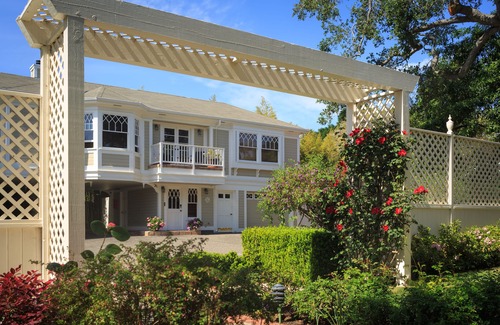 Oak Park Apartment | Romance in Santa Barbara in the Tweedledum Suite