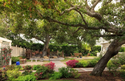 Oak Park Apartment | Romance in Santa Barbara in the Tweedledum Suite