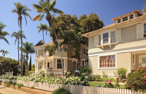 Oak Park Apartment | Romance in Santa Barbara in the Tweedledum Suite