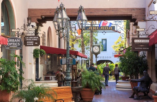 Oak Park Apartment | Romance in Santa Barbara in the Tweedledum Suite