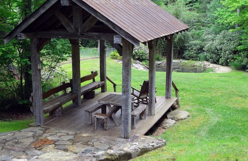 Lake Toxaway Cabin | Romantic Bungalow - Hike to Dozens of Waterfalls