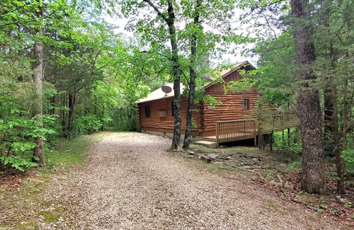 Eureka Springs Cabin | Romantic, country cabin for two with oversize jetted tub