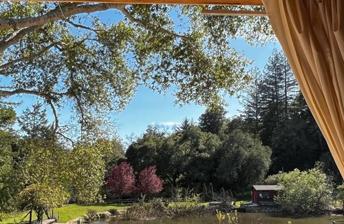 Los Gatos Apartment | Romantic Getaway at the Redwood Retreat