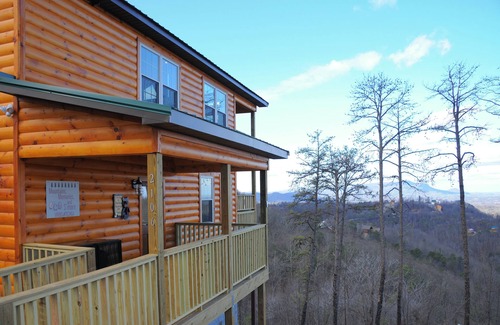 Gatlinburg - Pigeon Forge Cabin | Romantic Getaway❤️ Fabulous Views 2 Beds 2 Baths