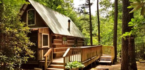 Tellico Plains House | Romantic Log Cabin with Hot Tub near Cherokee National Forest, Tennessee