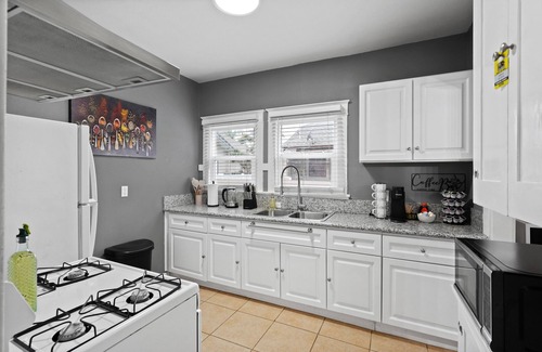 Alamitos Beach Apartment | Romantic Long Beach Escape : Fire Pit & Arcade Fun