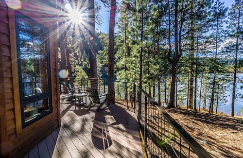 Bend Cabin | Romantic Luxury on Private Lake w/Hot Tub & Amazing Views