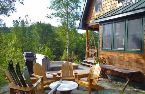 Granville Cabin | Romantic Retreat: Mt. Views, Hot Tub, Movie Theater