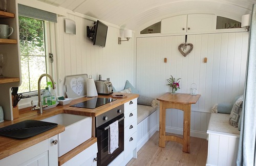 Brayford Cottage | Romantic Shepherds Hut for couples fully en-suite near Exmoor and the Coast