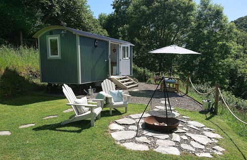Brayford Cottage | Romantic Shepherds Hut for couples fully en-suite near Exmoor and the Coast