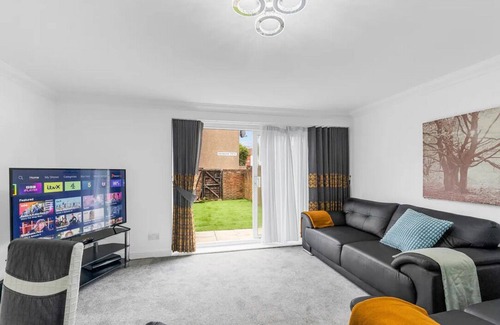Heaton House | Romford Retreat City Suburb Mix