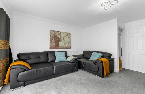 Heaton House | Romford Retreat City Suburb Mix