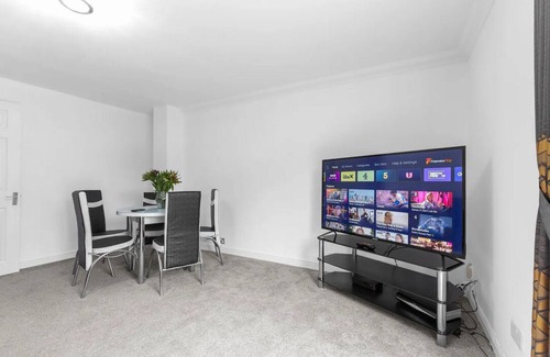 Heaton House | Romford Retreat City Suburb Mix