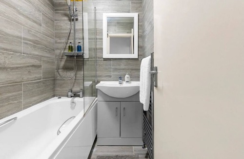 Heaton House | Romford Retreat City Suburb Mix