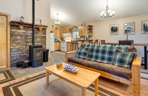 Roslyn Ridge Cabin | Ronald Cabin w/ Private Deck: Near Cle Elum Lake!