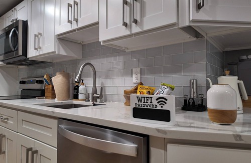 Brewerytown Apartment | Rooftop/5min Museum of Art/3BD3BA/Patio/King/Free Parking/10min Liberty Bell