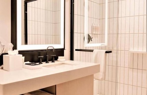 Downtown Atlanta Hotel | Rooftop Bar Onsite! Skyline View w/Captivating Atmosphere! Parking Available!