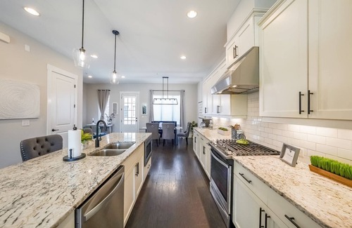 Castleberry Hill House | Rooftop/Skyline Views/Walk to Mercedes-Benz and enjoy some Free Fun for both Family and Adults