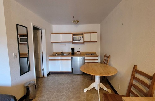 Kernville Cabin | Room 07 Double Queen Studio with Kitchenette