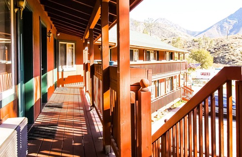 Kernville Cabin | Room 18 Double Queen Studio with Kitchenette