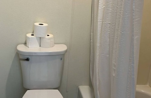 Harper Hotel | Room 24 - Standard Queen - Sleeps 4 - Harper Motel