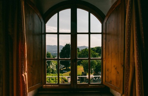 San Donato in Fronzano Apartment | Room '75 H Fattoria Degli Usignoli Doppia' with Shared Pool, Wi-Fi and Air Conditioning