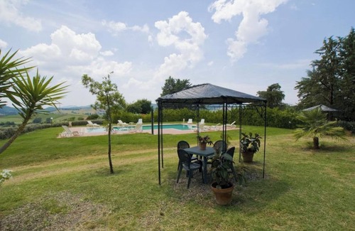 Massa Marittima Apartment | Room 'Camera 3' with Shared Pool, Shared Garden and Air Conditioning