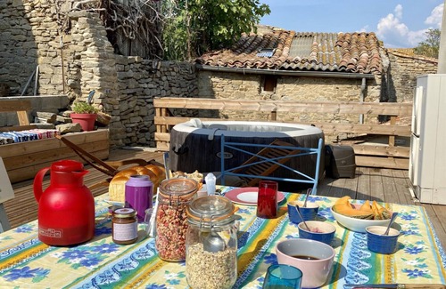 Laure-Minervois Apartment | Room 'Chambre 2 - Sous Les Étoiles' with Shared Terrace and Wi-Fi