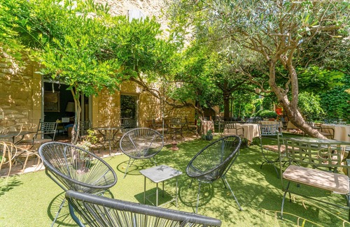 Collias Apartment | Room 'Chambre 21' with Shared Pool, Wi-Fi and Air Conditioning