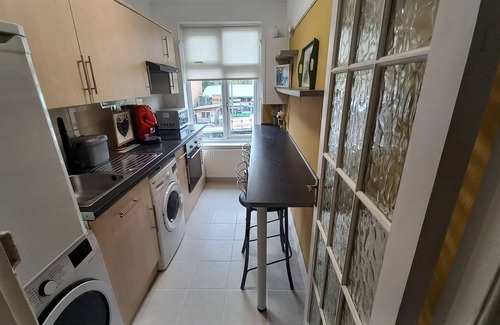 London Borough of Bromley Cabin | Room in a quiet area close to the train station, bus and many restaurants