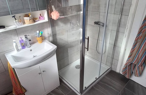 London Borough of Bromley Cabin | Room in a quiet area close to the train station, bus and many restaurants