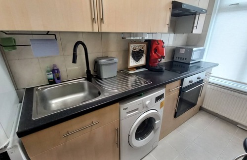 London Borough of Bromley Cabin | Room in a quiet area close to the train station, bus and many restaurants