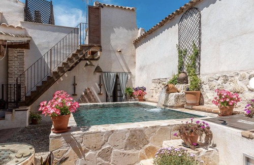 Noves Apartment | Room 'Mencía' with Shared Pool, Shared Terrace and Wi-Fi