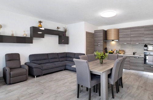 Cervere Apartment | Room 'Nespola' with Shared Terrace, Wi-Fi and Air Conditioning