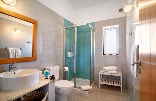 Portimao Bed & Breakfast | Room 'Quarto Lírio Das Areias' with Shared Pool, Wi-Fi and Air Conditioning