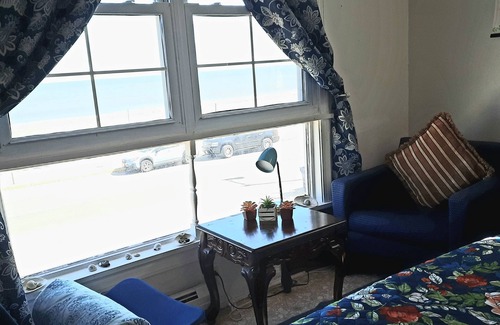 Revere House | Room With Fantastic Front Ocean And Beach View! House Right Across The Ocean!