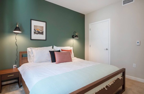 South of Market Apartment | Roomy SoMa 1BR w/ Gym, Roofdeck, BBQs, walk to Tech HQs by Blueground