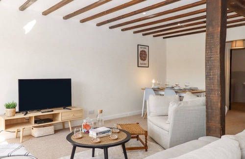 Buckerell Cottage | ROSE COTTAGE AT TREASLAKE FARM, pet friendly in Honiton