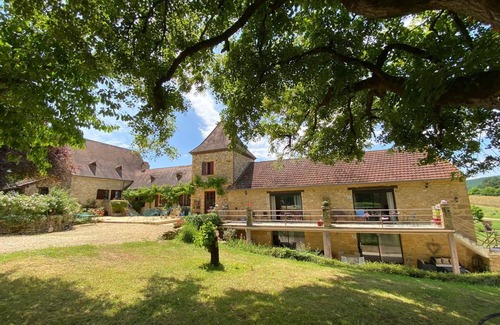 Berbiguieres House | Rose gite at Laugerie Basse Gites, with a beautiful heated pool and grounds