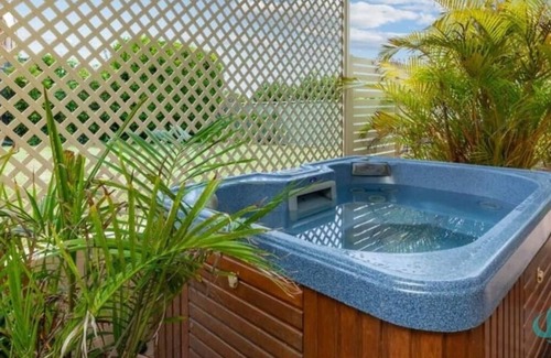 Caves Beach House | Rosies Family Spa Retreat - dogs on request