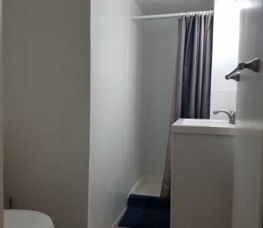 Roslyn House | Roslyn Room 1 Private Bathroom