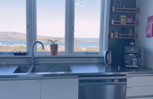 Roslyn Apartment | Roslyn Sea View Room—9 minutes walk to city center