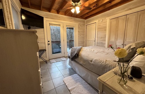 Leitchfield Cabin | Rough River Lake Vacation Rentals Fernwood Cabin, hot tub