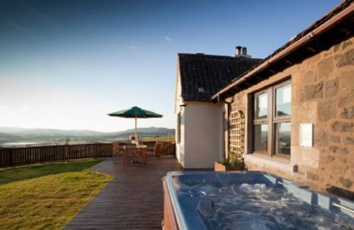 Cupar Cottage | Rowan Tree Cottage with Hot Tub near Cupar, Fife