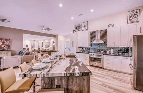 Indio House | Royal Bahamian Estate:Pickleball, Golf, sleeps 20!