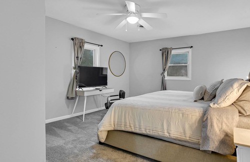 Rosedale House | Royal Blue House - Walking Distance to KC Med Center University & Downtown KC