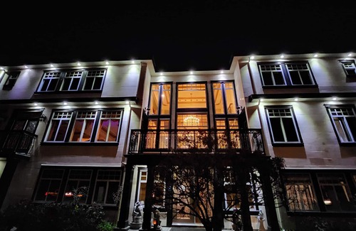 Surrey Villa | Royal Empress Palace featured in movies 4 elite clients limited time 4 new year.